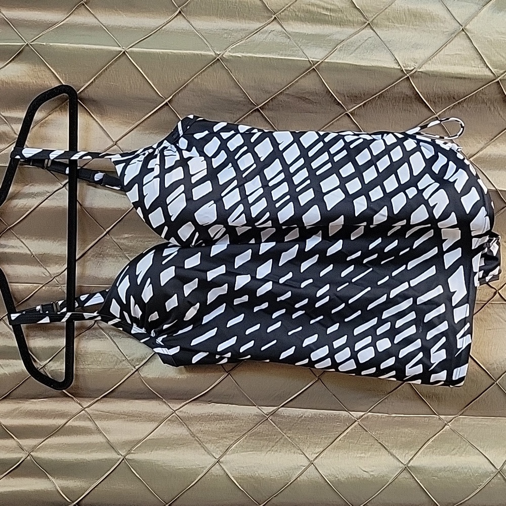 EUC- Lane Bryant Skirted Geometric One Piece w/Side Ruching
